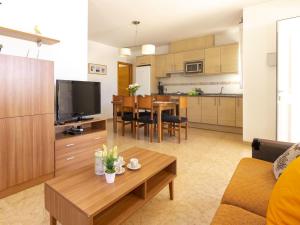 ein Wohnzimmer mit Couch und ein Esszimmer in der Unterkunft Holiday Home Flamenc 3 by Interhome in Riumar