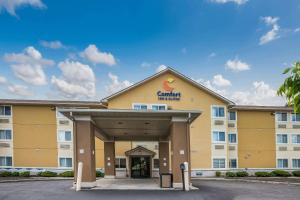 费尔伯恩Comfort Inn & Suites Fairborn near Wright Patterson AFB的酒店效果图及建筑正面