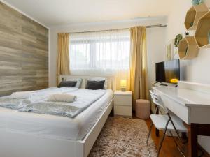 Postel nebo postele na pokoji v ubytování Holiday Home Villa Mediterran by Interhome
