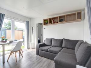 バイルングリースにあるHoliday Home Tiny Haus Beilngries by Interhomeのソファとテーブルのあるリビングルーム