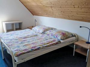 Łóżko w sypialni z drewnianym sufitem w obiekcie Holiday Home Holiday Hill 44 by Interhome w mieście Lauterwasser