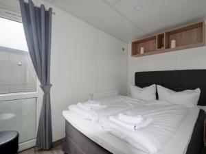 Postel nebo postele na pokoji v ubytování Holiday Home Tiny Haus Marco by Interhome