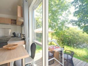 cocina y comedor con ventana grande en Holiday Home Tiny Haus Altmühlpanorama by Interhome, en Beilngries