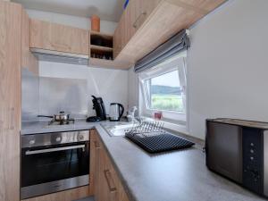 Η κουζίνα ή μικρή κουζίνα στο Holiday Home Tiny Haus Gabis Puppenkiste by Interhome