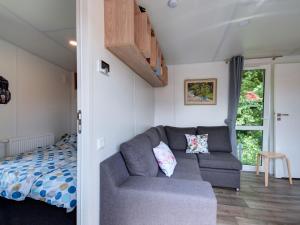 Ένα ή περισσότερα κρεβάτια σε δωμάτιο στο Holiday Home Tiny Haus Gabis Puppenkiste by Interhome