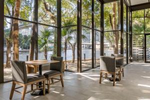une salle à manger avec une table, des chaises et des fenêtres dans l'établissement Comfort Inn & Suites Downtown Brickell-Port of Miami, à Miami