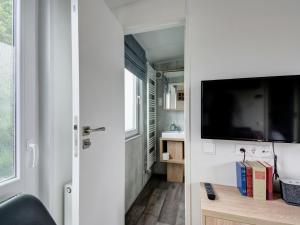 Camera piccola con TV e corridoio di Holiday Home Tiny Haus Central by Interhome a Beilngries Altre 21 foto