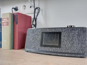 una tv appoggiata sul pavimento accanto ai libri di Holiday Home Tiny Haus Central by Interhome a Beilngries