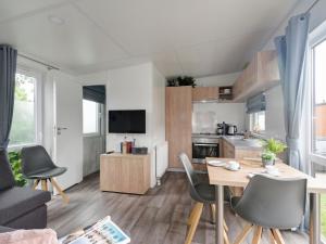 una cucina e un soggiorno con tavolo e sedie di Holiday Home Tiny Haus Central by Interhome a Beilngries