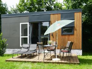 バイルングリースにあるHoliday Home Tiny Haus Anita by Interhomeの小さな家(テーブル、椅子付)