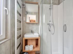 un baño con lavabo y ducha en Holiday Home Tiny Haus Martina by Interhome, en Beilngries