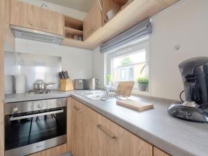 una cocina con fregadero y estufa horno superior en Holiday Home Tiny Haus Martina by Interhome, en Beilngries