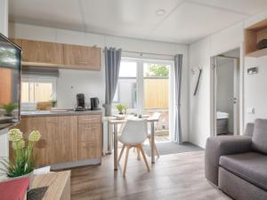 Una cocina y una sala de estar con una mesa y un sofá. en Holiday Home Tiny Haus Martina by Interhome, en Beilngries 18 fotos más