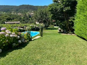 ogród z basenem i kwiatami w obiekcie Batán - Preciosa casa en el Valle del Salnés w mieście Pontevedra