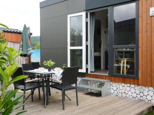 バイルングリースにあるHoliday Home Tiny Haus Erwine by Interhomeの家の中のパティオ(テーブル、椅子付)