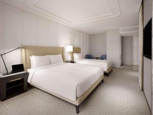 Sofitel Ambassador Seoul Hotel & Serviced Residences客房内的一张或多张床位