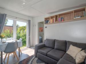 una sala de estar con un sofá y una mesa en Holiday Home Tiny Haus Conny by Interhome, en Beilngries