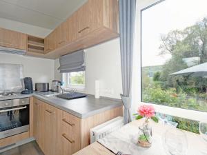 cocina con mesa y ventana grande en Holiday Home Tiny Haus Altmühlblick by Interhome, en Beilngries 21 fotos más
