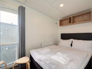 Un dormitorio con una cama con dos toallas encima. en Holiday Home Tiny Haus Altmühlblick by Interhome, en Beilngries