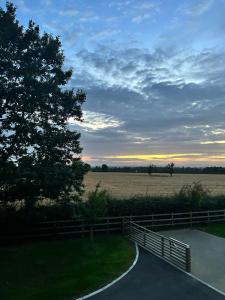 Fotografie z fotogalerie ubytování Stylish room for Cheltenham races v destinaci Woolstone