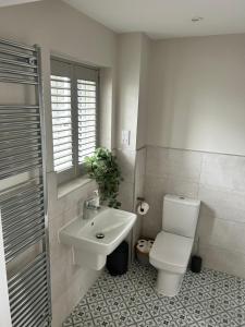 Fotografie z fotogalerie ubytování Stylish room for Cheltenham races v destinaci Woolstone