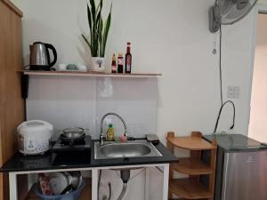 Kuchyň nebo kuchyňský kout v ubytování MrLee Dalat House