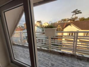 Balkón nebo terasa v ubytování MrLee Dalat House