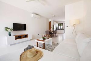 sala de estar blanca con sofá blanco y TV en SUNWAY 2BD Modern Townhouse, en Koh Samui 