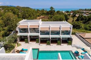 una vista aérea de una casa con piscina en SUNWAY 2BD Modern Townhouse, en Koh Samui 
