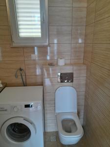 een badkamer met toilet en wasmachine bij Apartment Dunja in Omiš