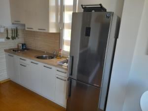 een keuken met een roestvrijstalen koelkast en een spoelbak bij Apartment Dunja in Omiš +23 foto's