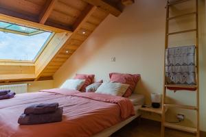 Postel nebo postele na pokoji v ubytování Colmar Friends and Familly guest home - ALL INCLUSIVE - COLMAR Gare - Jardin - Combles et Vous