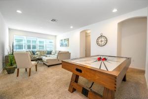 ein Wohnzimmer mit Tischfußball in der Unterkunft Family-Friendly Mansion at Sonoma Luxury Resort in Kissimmee