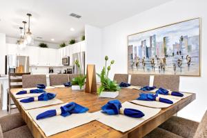 ein Esstisch mit blauen Fliegen darauf in der Unterkunft Family-Friendly Mansion at Sonoma Luxury Resort in Kissimmee + 39 Fotos