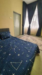 Postel nebo postele na pokoji v ubytování Taraas Homestay PutrajayaMuslim