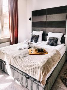 Posteľ alebo postele v izbe v ubytovaní Cloud 9 King Bed-Old Town View Apartment