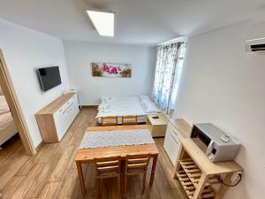 Телевизор и/или развлекательный центр в Apartments Maraž