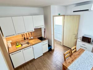 Кухня или мини-кухня в Apartments Maraž
