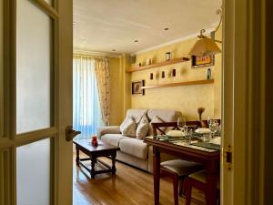 a living room with a couch and a table at Apartamento Boutique Plaza Mayor in Ciudad-Rodrigo