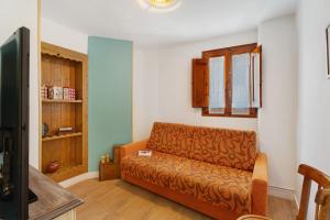 a living room with a couch in a room at Apartamento Rural Ordiso in Torla