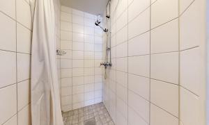 Phòng tắm tại Kokkola Camping Meripuisto +31 ảnh