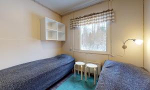 Giường trong phòng chung tại Kokkola Camping Meripuisto