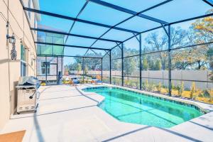 Swimmingpoolen hos eller tæt på 8BR Resort Home with Games Room and BBQ