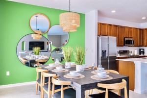 Køkken eller tekøkken på 8BR Resort Home with Games Room and BBQ