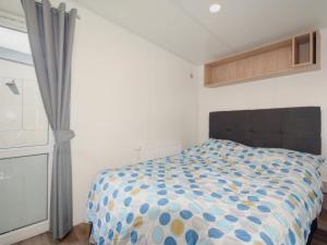 Ένα ή περισσότερα κρεβάτια σε δωμάτιο στο Holiday Home Tiny Haus Selma by Interhome