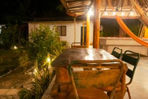 an old wooden table and chairs in a room at WAYANAY TAYRONA ECO HOSTEL in El Zaino