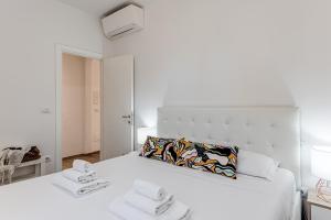 A bed or beds in a room at Serenity - Sweet Dreams in Florence