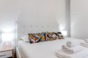 A bed or beds in a room at Serenity - Sweet Dreams in Florence