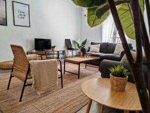 una sala de estar con un sofá y una mesa en Boutique 2 apartamento Ave centro Lleida, en Lleida