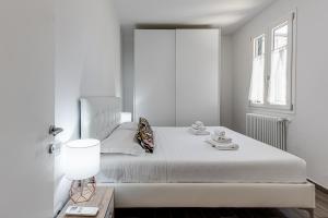A bed or beds in a room at Serenity - Sweet Dreams in Florence